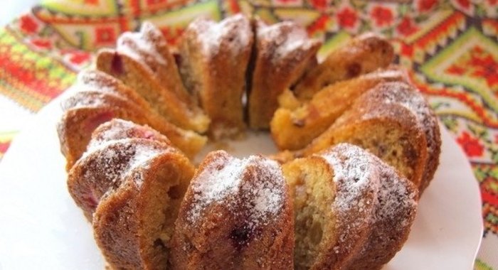 Кекс с изюмом и клюквой