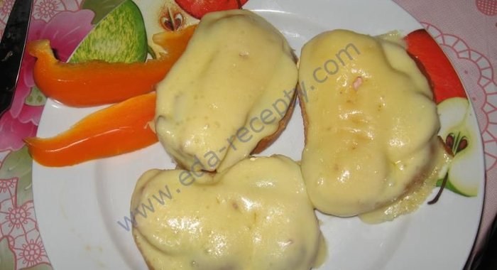 Горячие бутерброды с грибами под сыром