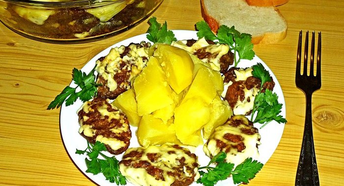 Оладьи из свиной печени под майонезом