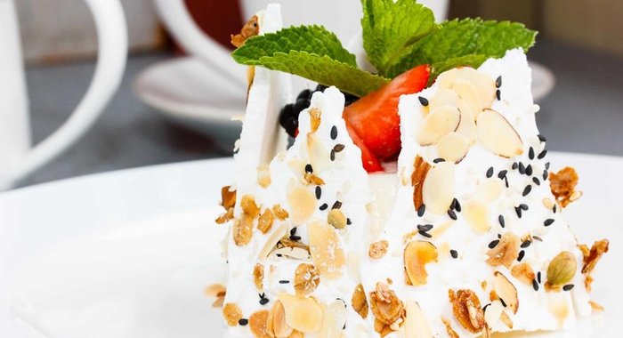 Павлова с ягодами