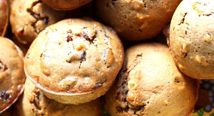 Банановые маффины с орехами