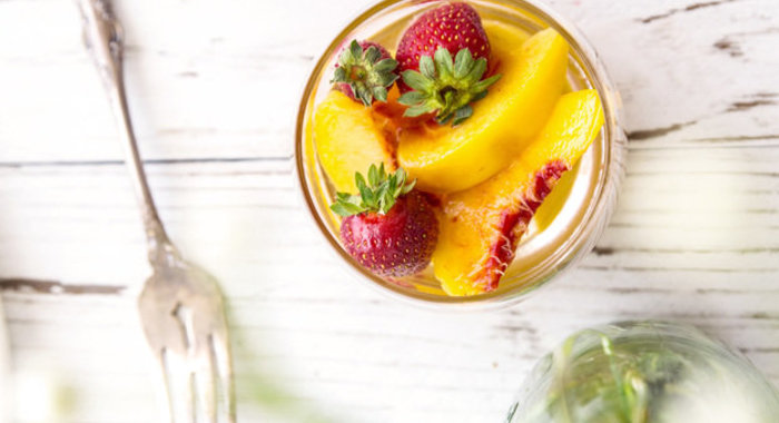 Десерт с персиком и мускатным вином