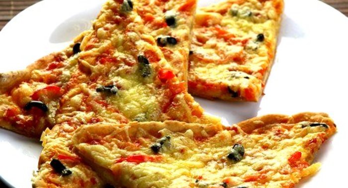 Пицца с копченостями и черносливом