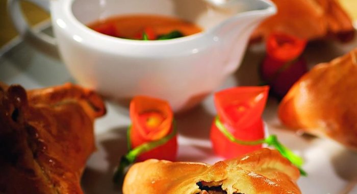 Пикантные конвертики под сырно-горчичным соусом