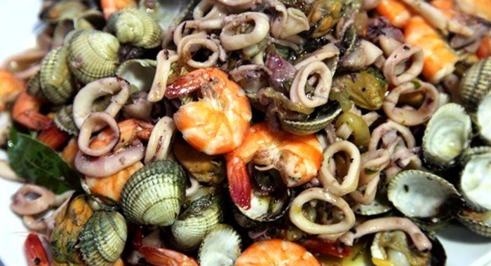 Рагу из морепродуктов с изюмом и орехами