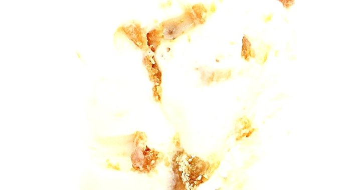 Мороженое с белым шоколадом и кусочками блонди