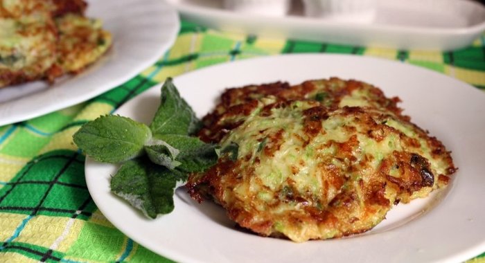 Кабачковые оладьи с сыром, беконом и мятой