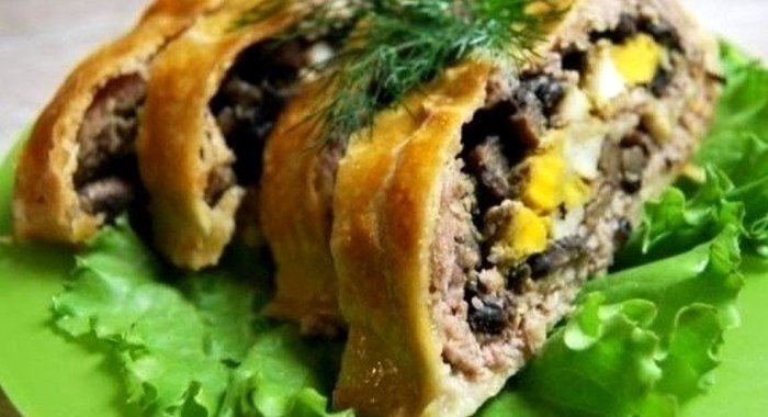 Мясной рулет с грибами и сыром в слоеном тесте