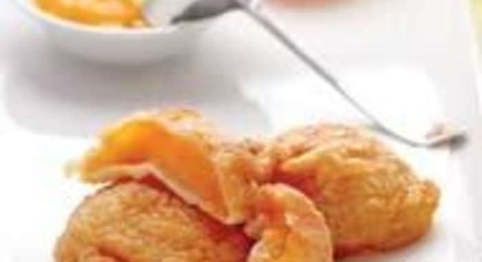 Оладьи из абрикосов с соусом из манго с корицей