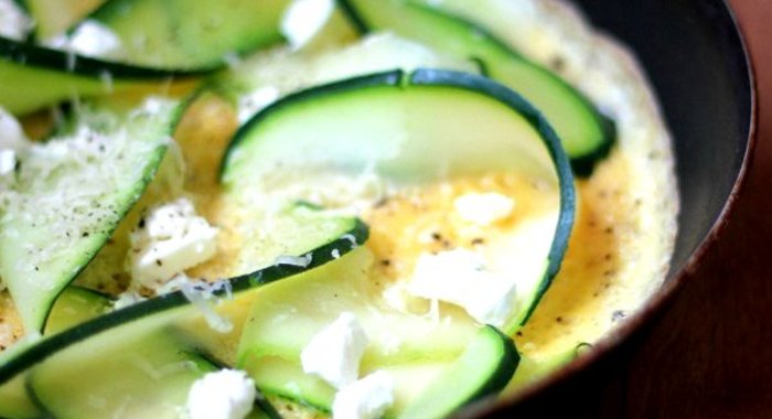 Омлет с цукини, зеленым луком и брынзой