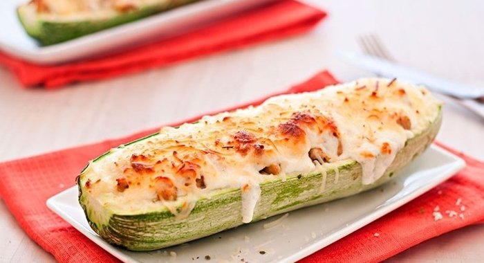 Кабачки, фаршированные курицей
