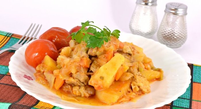 Картофель тушеный со свиной грудинкой и овощами в мультиварке