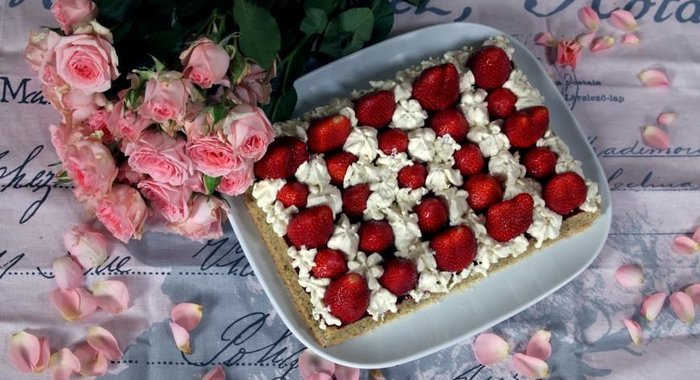 Фисташковый пирог с клубникой и малиной