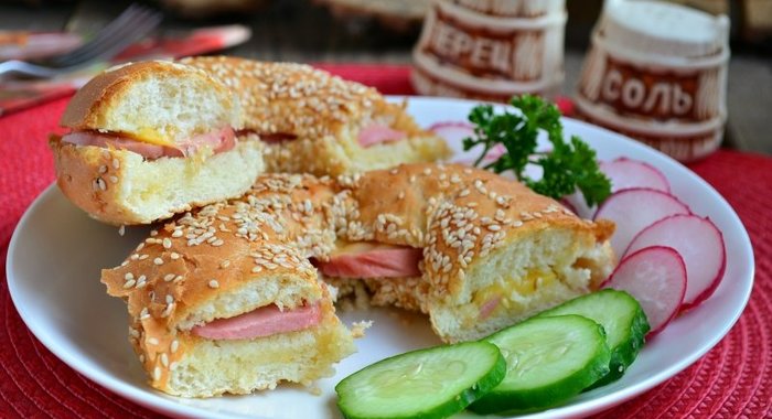 Бублик с сыром и колбасой