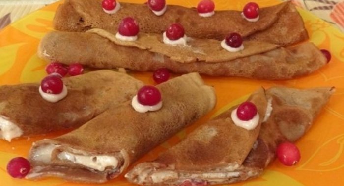Шоколадные блинные рулетики с клюквенно-манным кремом