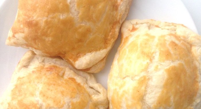 Пирожки с сыром из слоеного теста