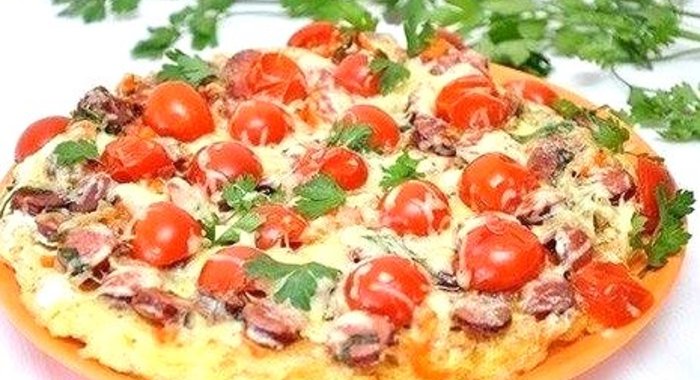 Картофельная пицца с колбасками