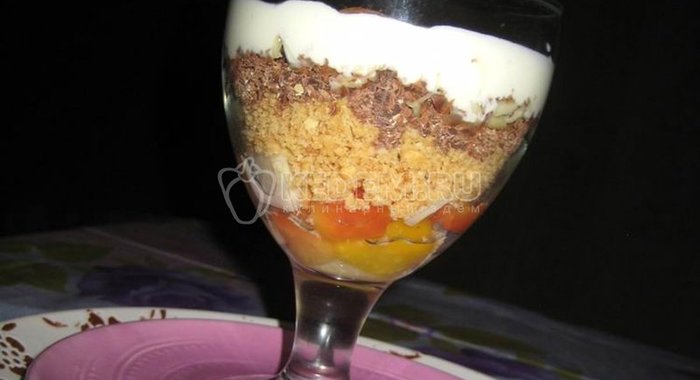 Слоеный десерт под сметанным кремом