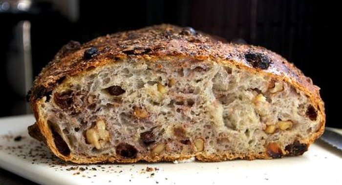 Хлеб с орехами и изюмом