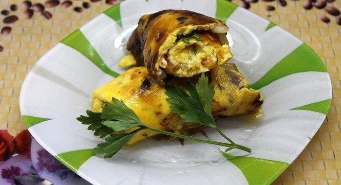 Омлет с сыром помидорами и беконом