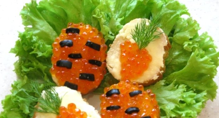 Маленькие бутерброды с икрой