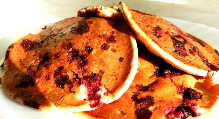 Овсяные оладьи с черной смородиной