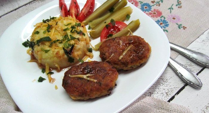 Пюре из картофеля и топинамбура с котлетами из мяса с топинамбуром