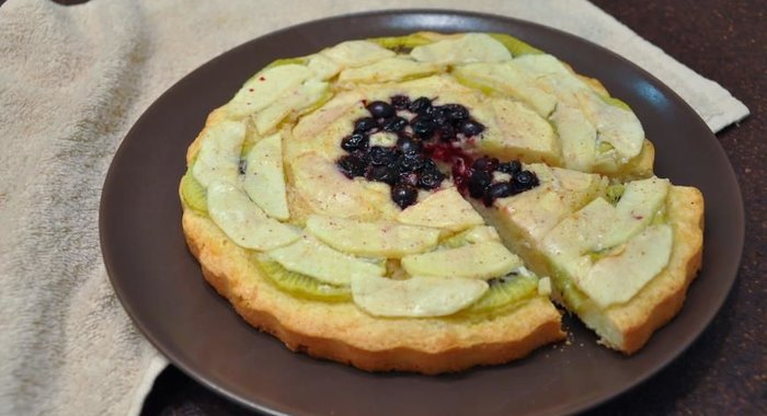 Пирог с фруктами и корицей