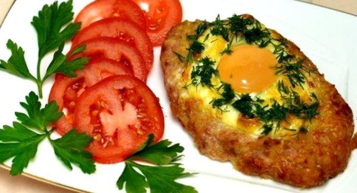 Бифштекс из свиного фарша, запеченный в духовке, с яйцом
