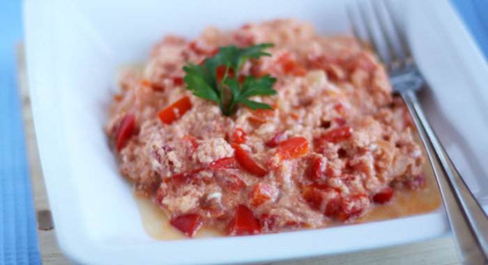 Миш-маш (блюдо из поджаренных яиц, брынзы, свежего перца и специй)