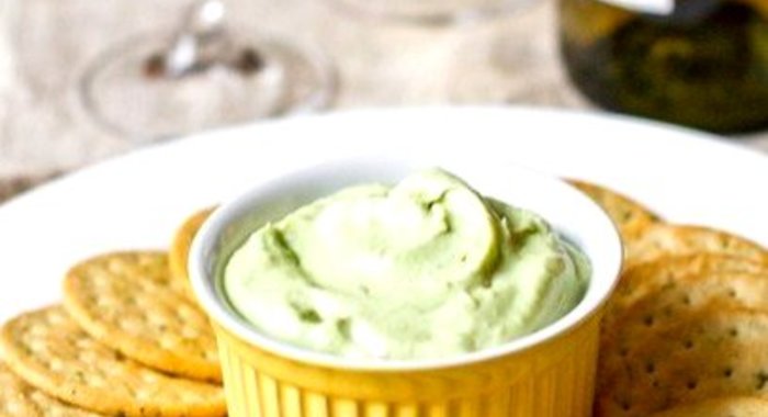 Дип из авокадо и голубого сыра