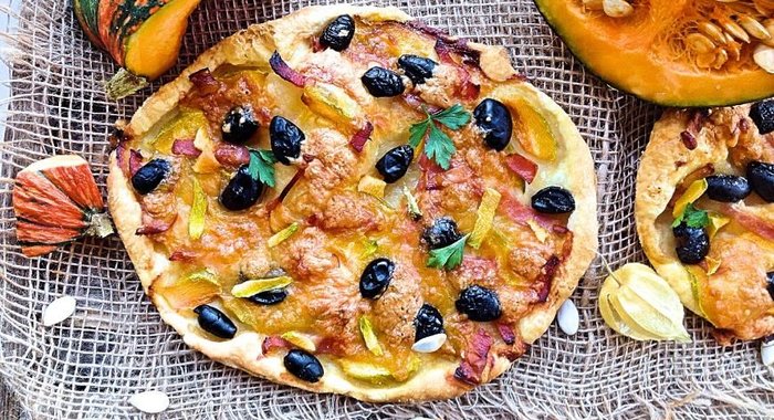 Пицца с тыквой и моцареллой