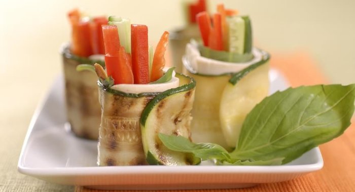 Рулетики из цукини с моцареллой