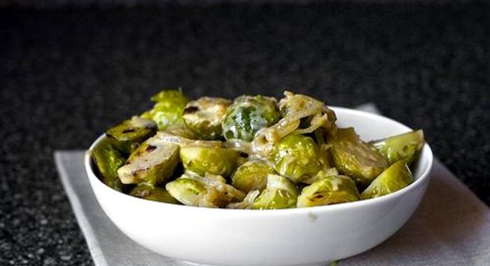 Тушеная брюссельская капуста с вином и луком