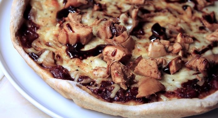 Пицца с грибами и курицей