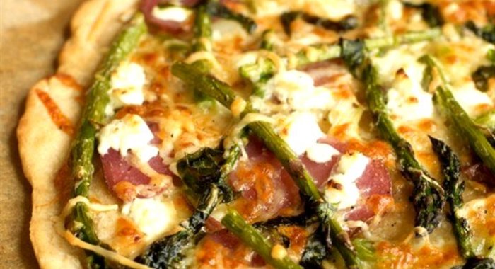 Пицца со спаржей и баклажаном