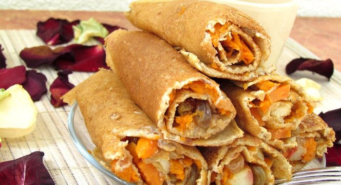 Заварные блины с тушеной тыквой, яблоком и изюмом