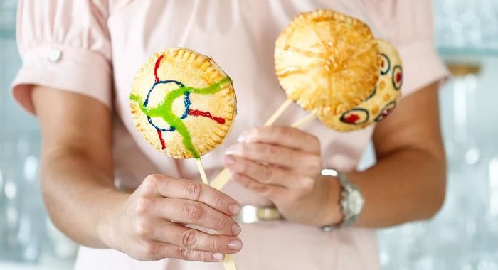 Ягодные пирожки на палочках