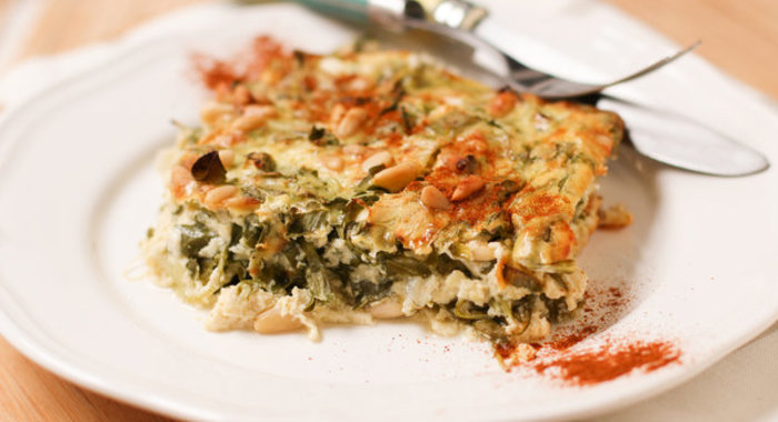 Сырная запеканка с рукколой и кедровыми орешками