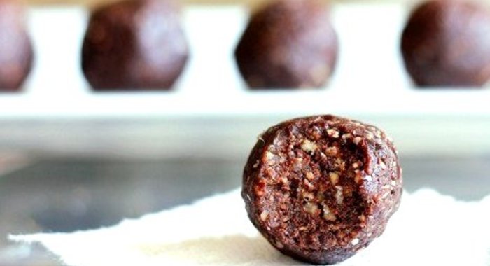 Шарики из фиников с какао-бобами