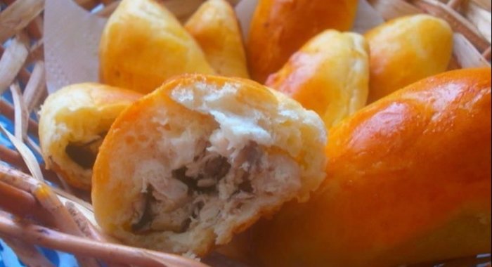 Пирожки с курицей и маслинами