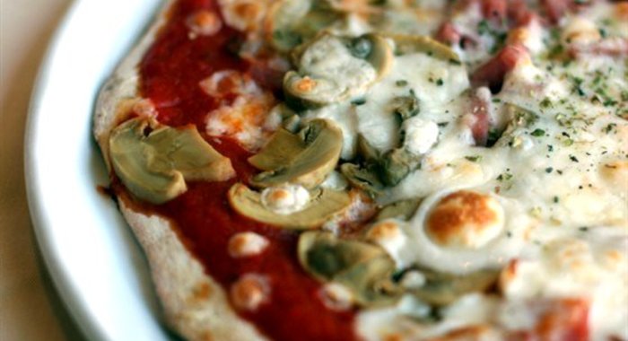 Пицца «Каприччио» с ветчиной, сыром и грибами