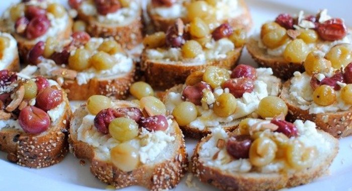 Брускетта с виноградом, розмарином и рикоттой