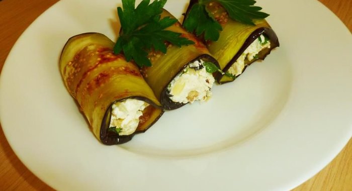 Рулетики из баклажанов с сырным кремом