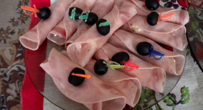 Рулетики из ветчины с сыром и яйцом