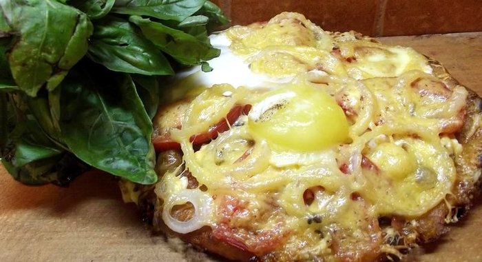 Грибная пицца с яйцом