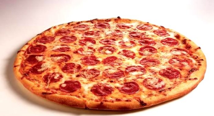 Пицца с помидорами и колбасой