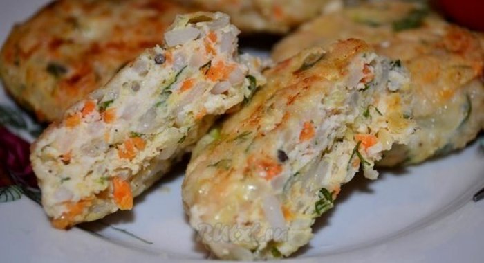 Сочные куриные котлеты с кабачком и рисом