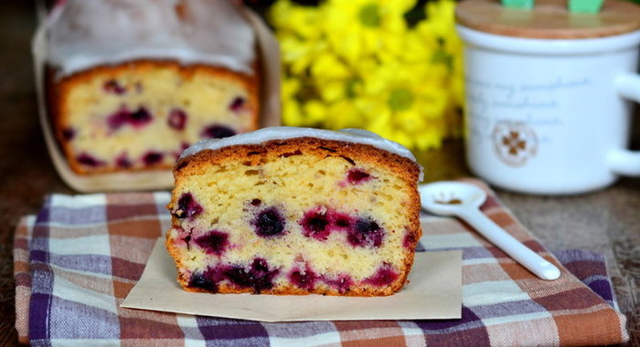 Кекс сметанный с черной смородиной