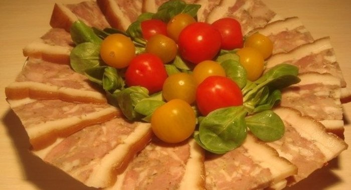 Запеченное прессованное свиное сало с мясом